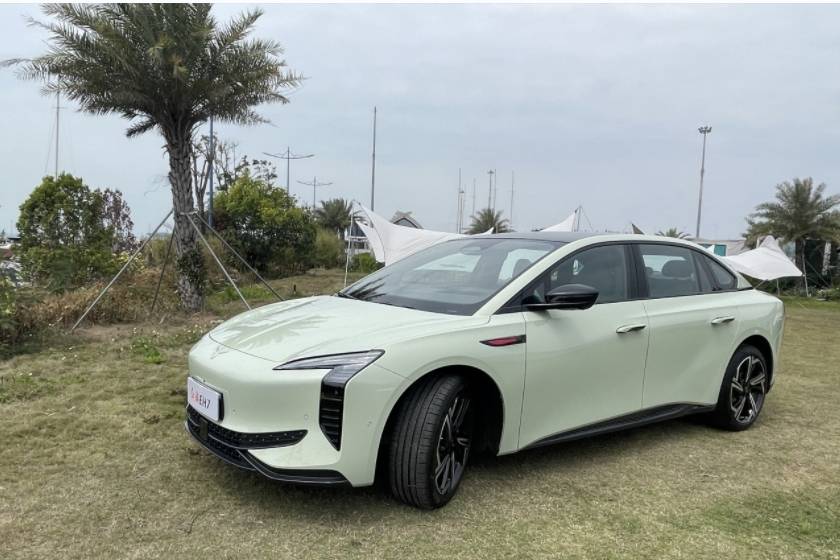 看紅旗新能源、能否旗開得勝——紅旗EH7純電新能源轎車上市