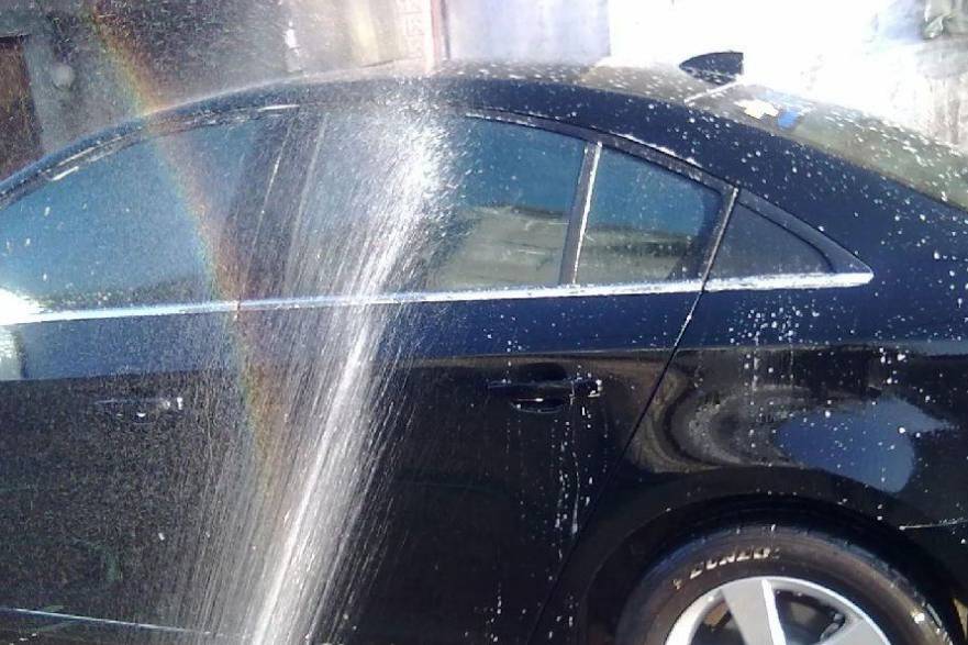 雨前洗车更能防腐