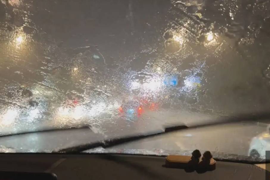 雨天开车，到底要不要开双闪