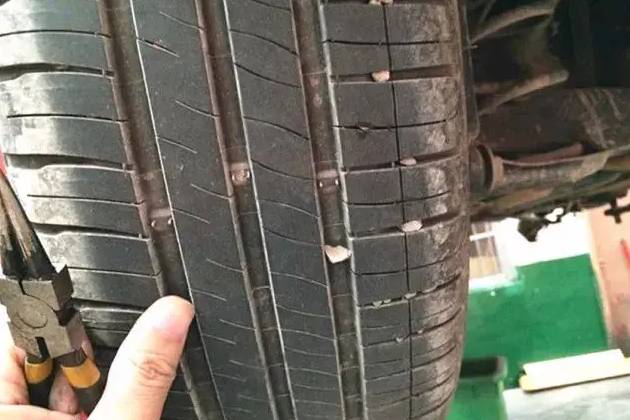 汽车轮胎缝隙中有很多小石头，影响行车吗？