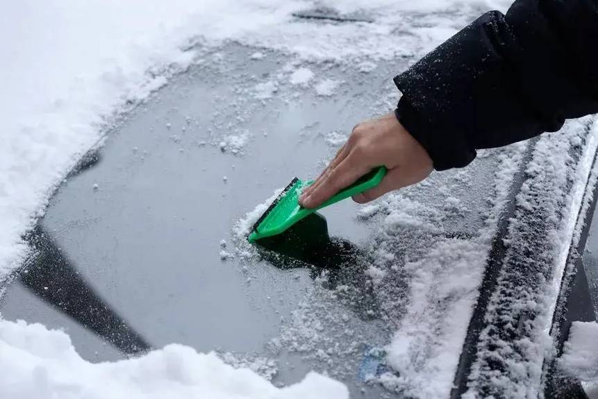 冬天，汽车玻璃结冰了怎么办？