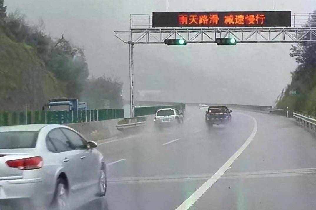 高速路上突遇大暴雨怎么办？