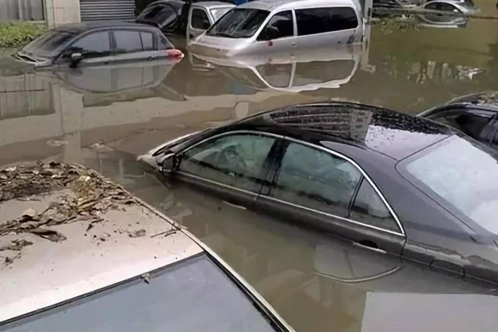 暴雨天氣，為何很多車主寧愿車被淹也不把車開走？