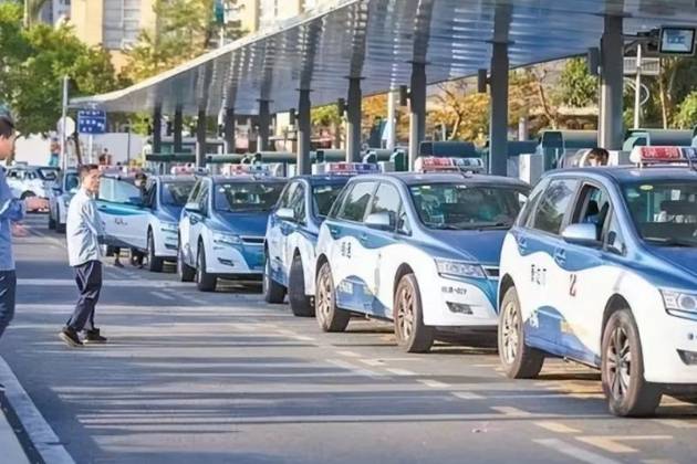 油價上漲,現在停車也要差異化收費,加劇新能源、燃油車之爭