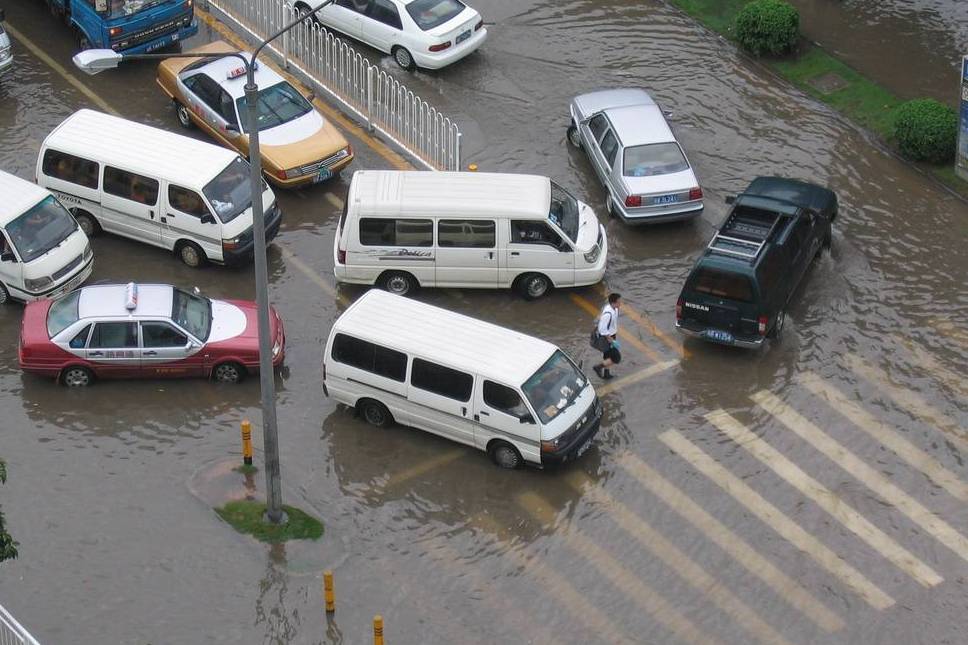 駕駛汽車掉頭有“三不踩”原則，它指的是什么？