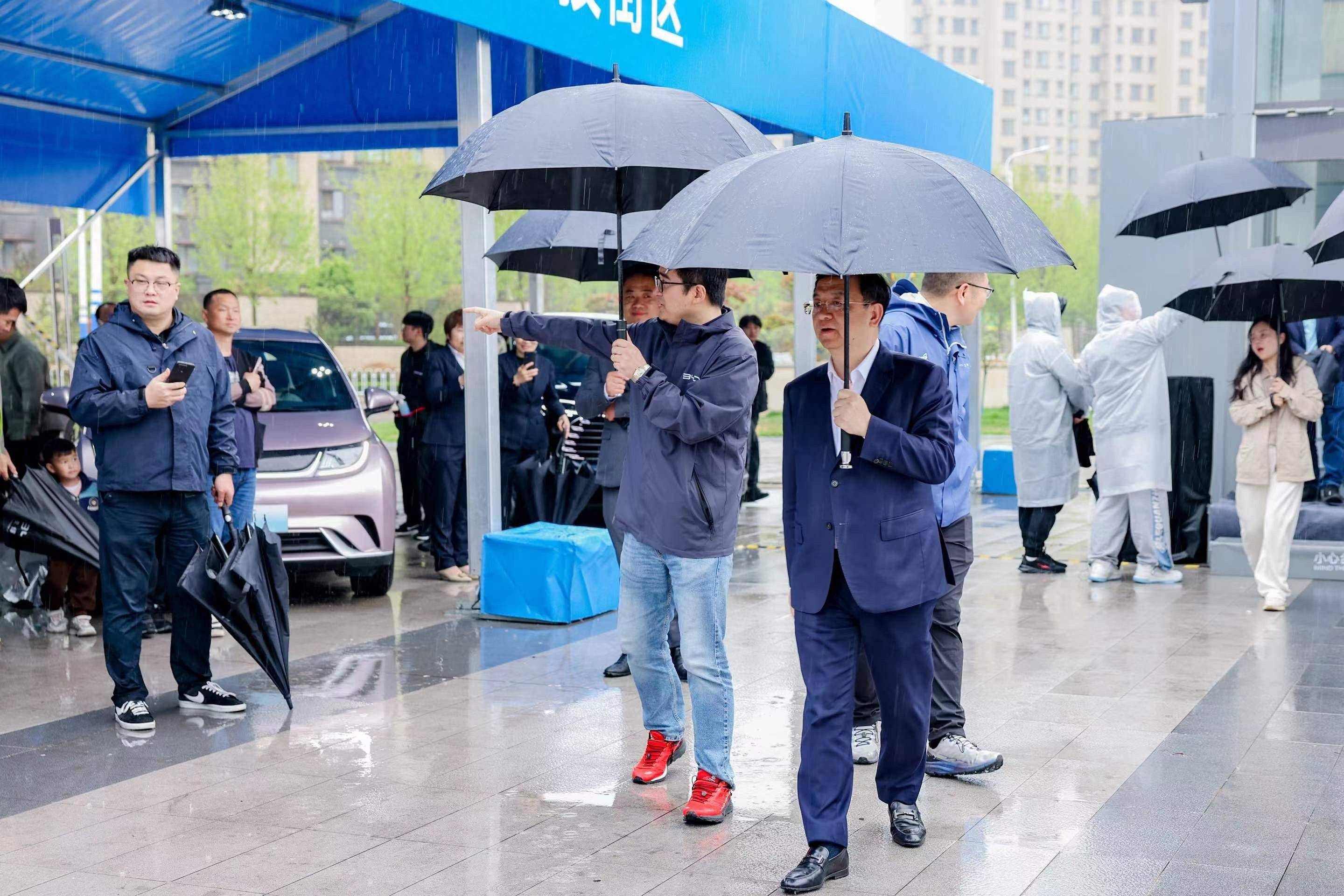 比亞迪總裁王傳福山東走訪市場 周末冒雨跑縣鄉(xiāng)市場