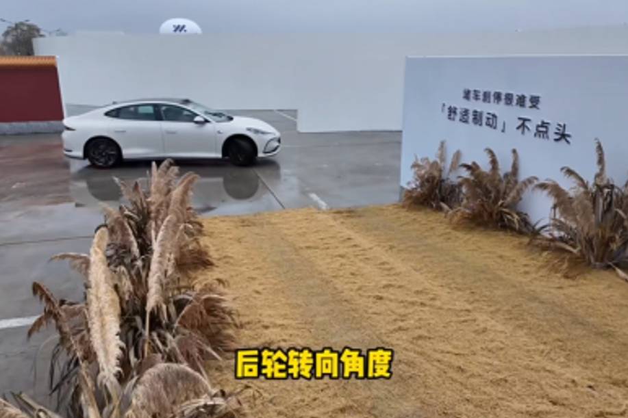 迷宮試駕，智己L6帶你一鍵泊車