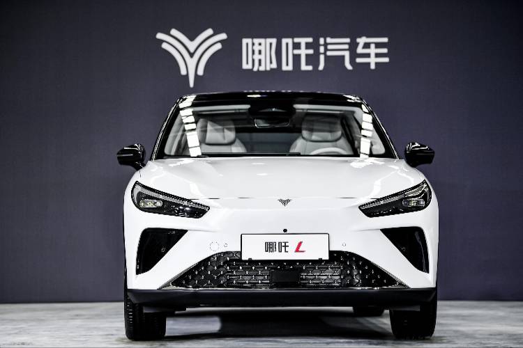 科技平權!哪吒L發布“掀桌價”12.99萬起