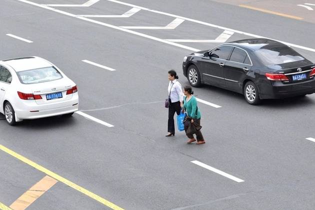 下車時(shí)警惕開門殺，正確開門方式你會(huì)嗎