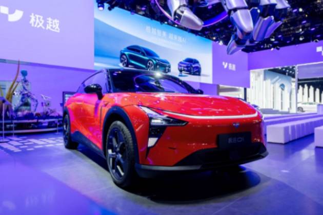 极越汽车机器人亮相北京车展，展现智能化出行的未来趋势
