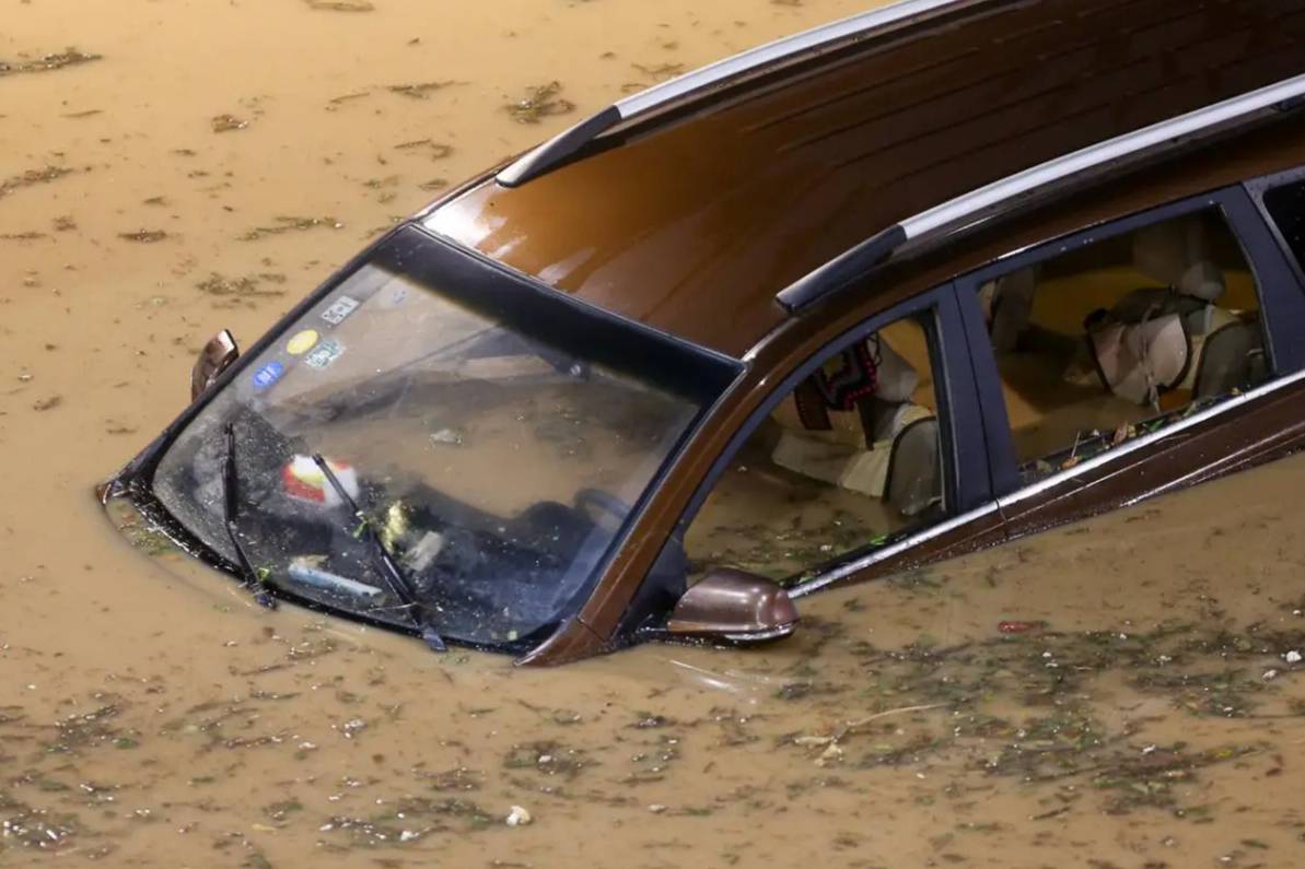 暴雨教会我们的涉水驾驶自救知识 