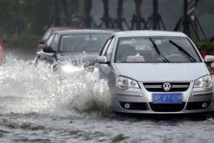 專業(yè)知識(shí)：下雨天，水淹車，上了保險(xiǎn)有的也不賠！別大意！ 