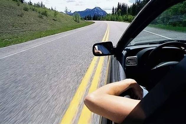 車窗到底開幾個好?老司機:聽我的,一個就夠了!