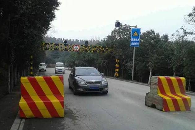 新手開車過限寬墩有什么技巧嗎，學會這幾點就行