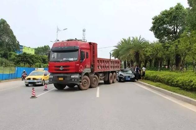 開車時遇到地面標線和指示牌不一樣，究竟該怎么辦