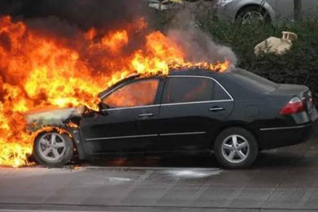 開車時(shí)汽車突然自燃怎么辦，老司機(jī)告訴你答案