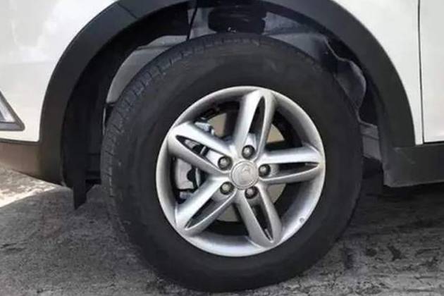 汽車(chē)更換輪胎時(shí)，必須4條一起換嗎