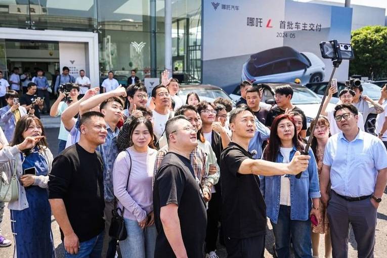 車企CEO卷起來！哪吒汽車“勇哥”親自交車給用戶