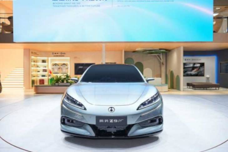 托马斯北京车展签下腾势Z9GT首张海外车主订单