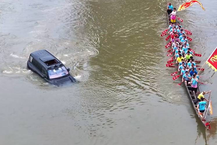 汽车赛事见的多了，见过汽车和“龙舟”水中竞速吗？