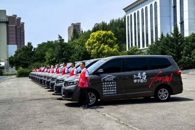 沈陽汽車公益團(tuán)隊在12個考點設(shè)有考生服務(wù)站