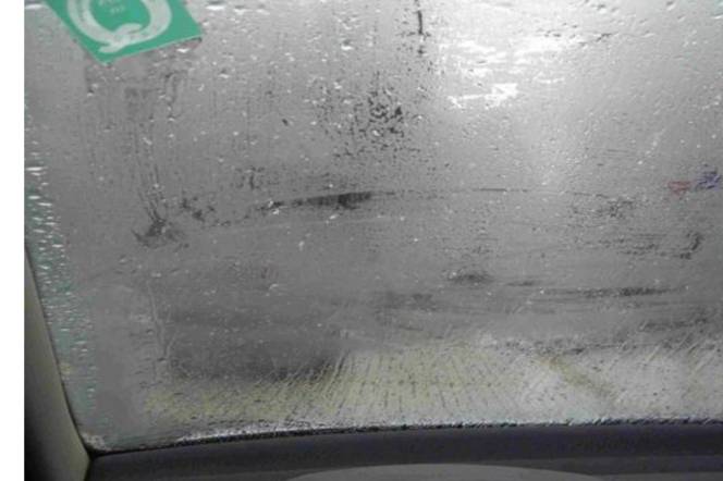 天冷了，汽车前挡玻璃总是起雾怎么处理？