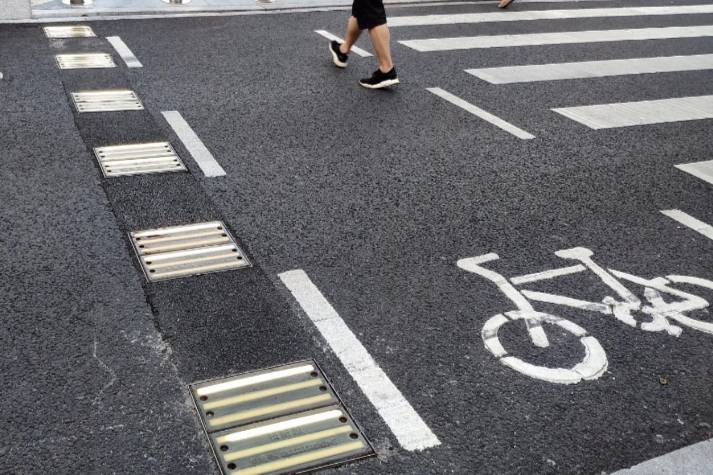 行人非機(jī)動(dòng)車道逆行被撞，電動(dòng)車司機(jī)被判占責(zé)30%