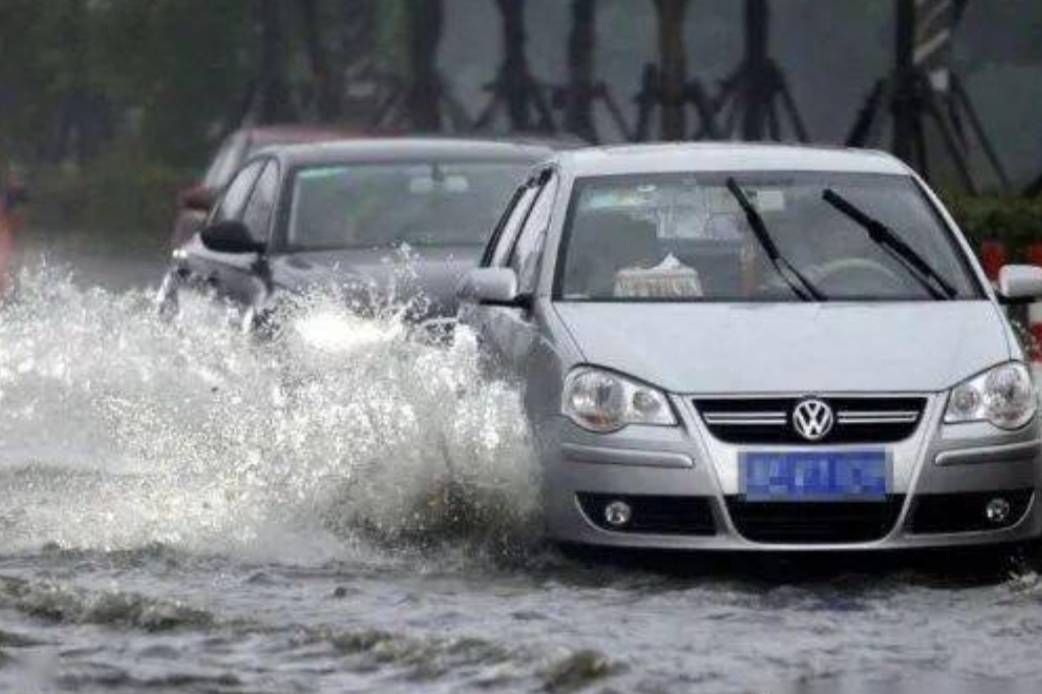 專業(yè)知識(shí)：下雨天，水淹車，上了保險(xiǎn)有的也不賠！別大意！