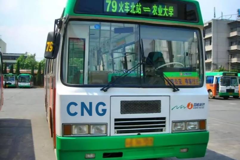 都是燒氣的，為啥公交車大都是CNG，大卡車大都是LNG？