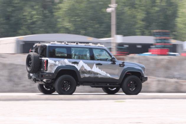 全新BJ40環(huán)塔冠軍版、全新BJ40刀鋒英雄穿越者上市