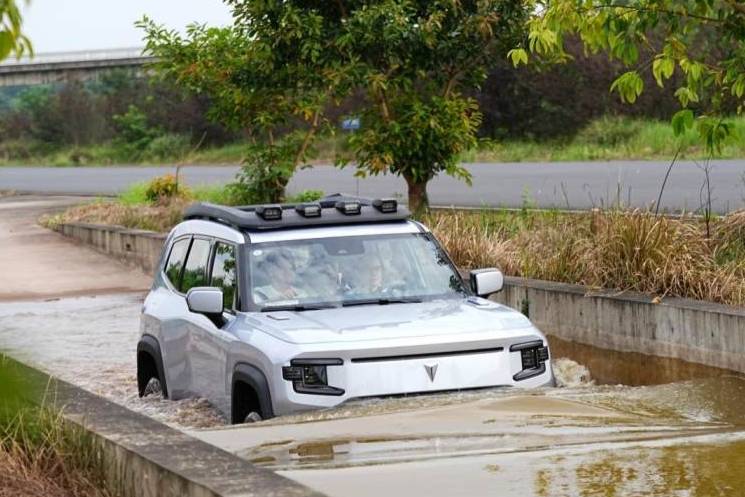 長安汽車掌門人化身“專業(yè)試車手”，試驗場極限虐測