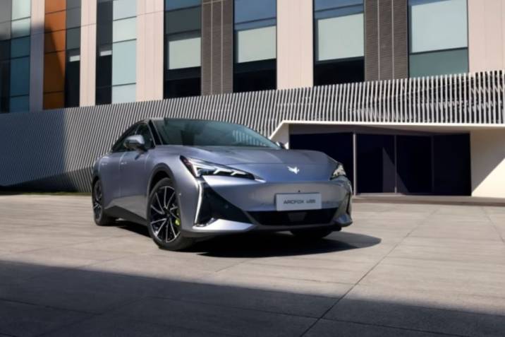 16萬級800V+708KM續航,阿爾法S5“碾壓”燃油車了