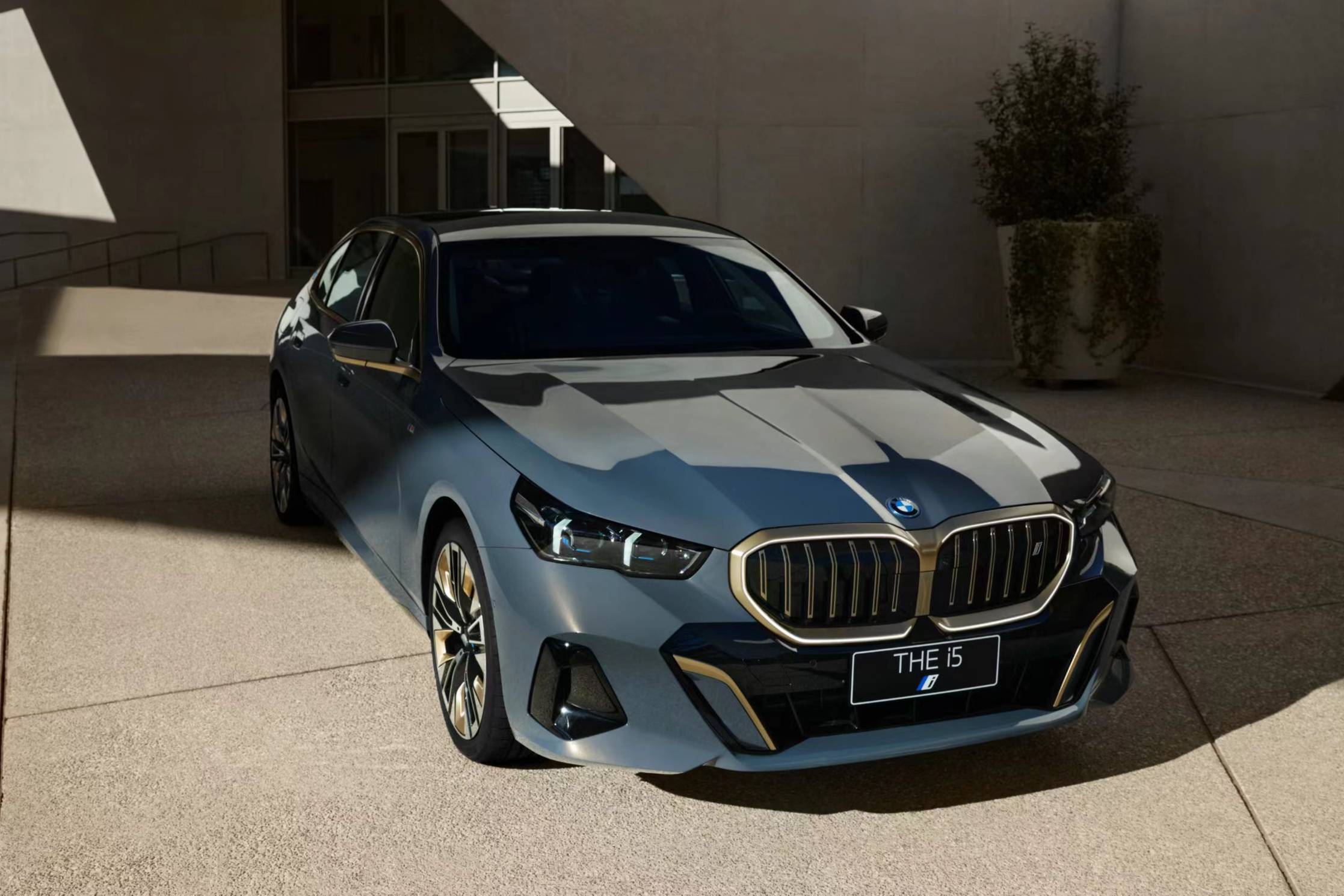 BMW 5系穩(wěn)居2024上半年中國汽車消費市場保值率前二