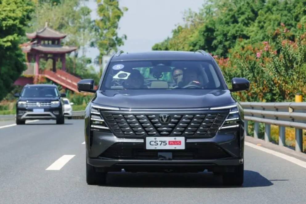 一次性拉練5款王炸新車！高管齊團(tuán)隊(duì)上陣，被長(zhǎng)安硬控了？
