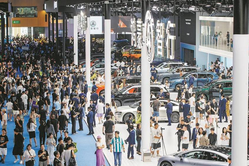 成都車(chē)展人氣觀察，成都人戒斷高消費(fèi)，拋棄普通豪車(chē)