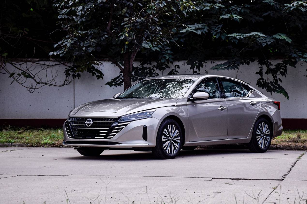 B級車性價比之選？ 東風(fēng)日產(chǎn)天籟對比一汽-大眾速騰