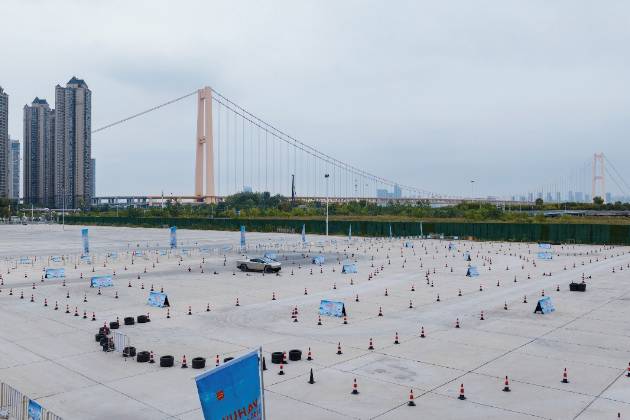 【主播乐阳】特斯拉赛博越野旅行车登陆武汉 灵动驰骋赛道