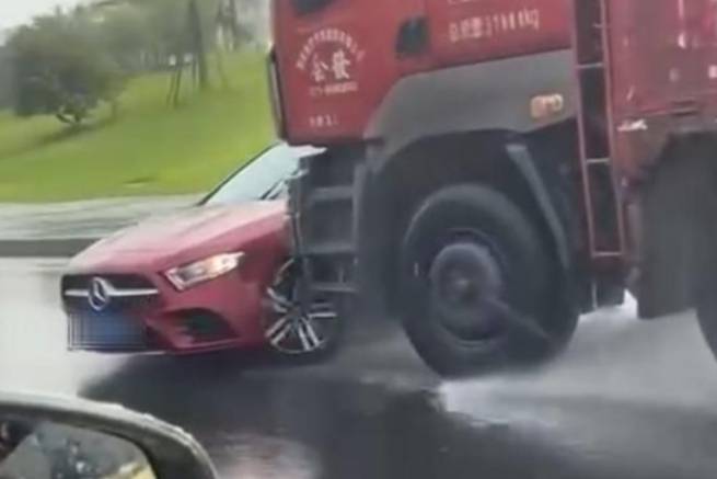 貨車雨中橫向推行奔馳汽車90余秒，奔馳品牌獲得一則“活廣告”