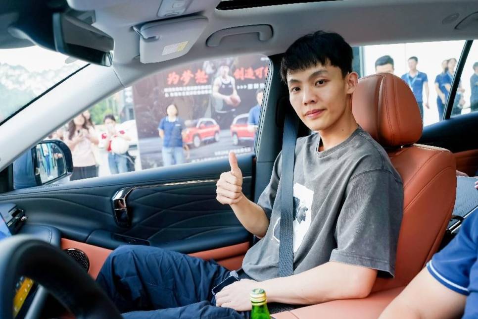 徐杰試駕埃安首款全球戰(zhàn)略車型，夸埃安霸王龍MVP