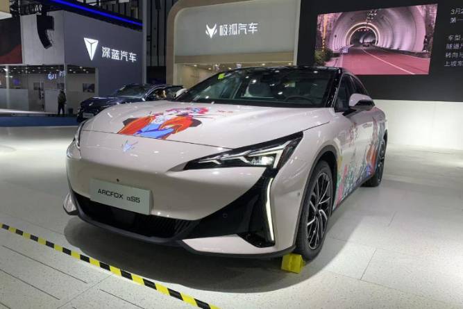 極狐全系車型亮相南京車展，不同價位車型滿足你的購車需求