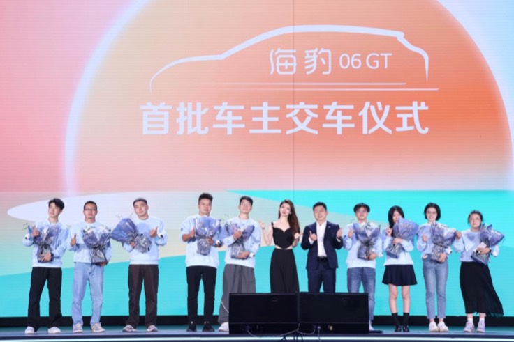 比亞迪海洋網(wǎng)成立三周年，張卓總為首批海豹06GT車主交車