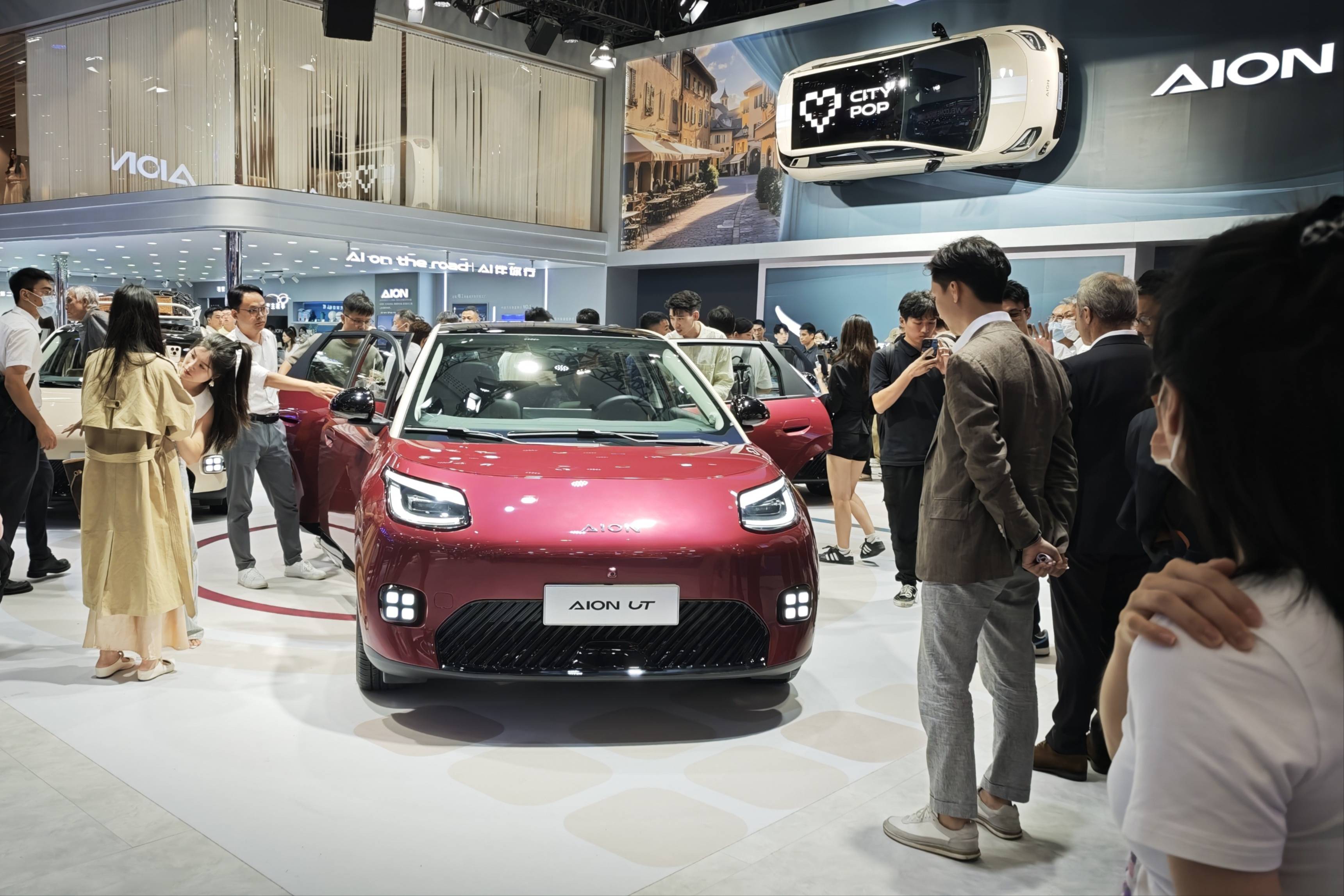 廣州車展，埃安UT鸚鵡龍首發(fā)，10萬(wàn)A級(jí)掀背轎車