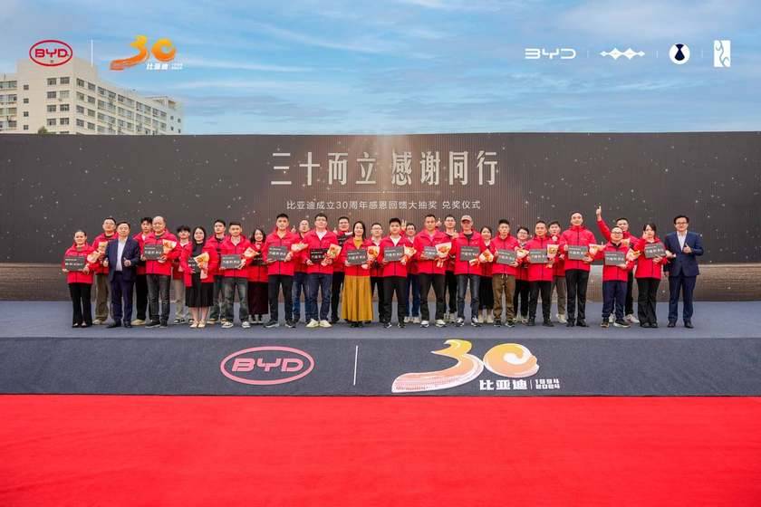 王傳福給中獎(jiǎng)車主交車，我太酸了！