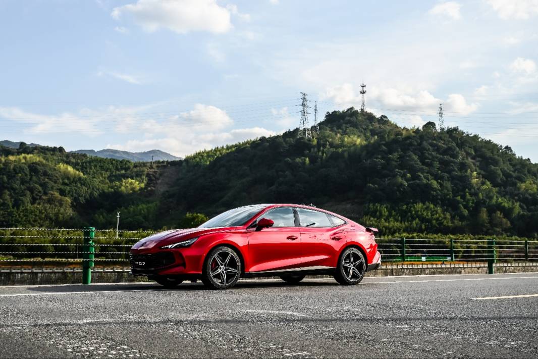 配P2P記憶泊車，MG7 2025款限時一口價11.29萬起