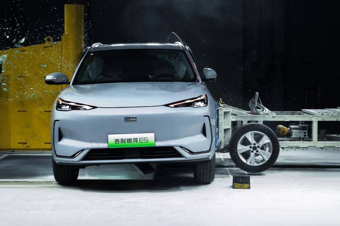 10萬級純電車誰更安全?吉利銀河E5打了個樣