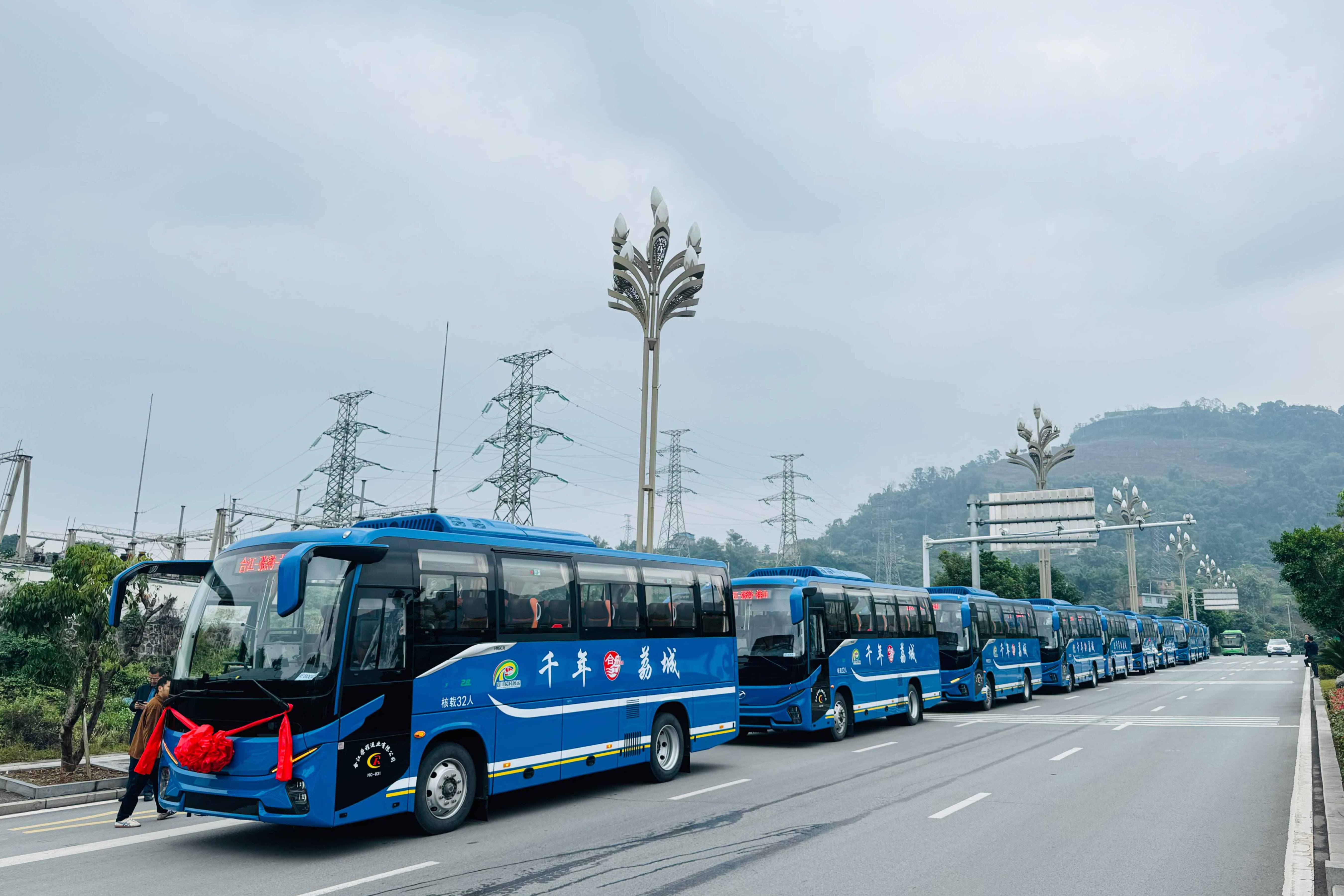 助推縣域客運轉型升級！合江榮程運業上線蘇州金龍新V系純電客車