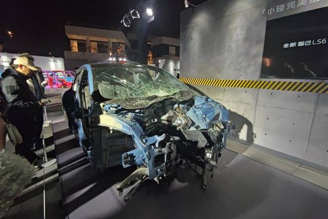 智己汽車“破爛展”揭秘：五0式安全如何守護(hù)十萬家？