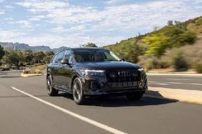奧迪Q7車門腰線外擴設計,搭配輪轂造型更顯動感