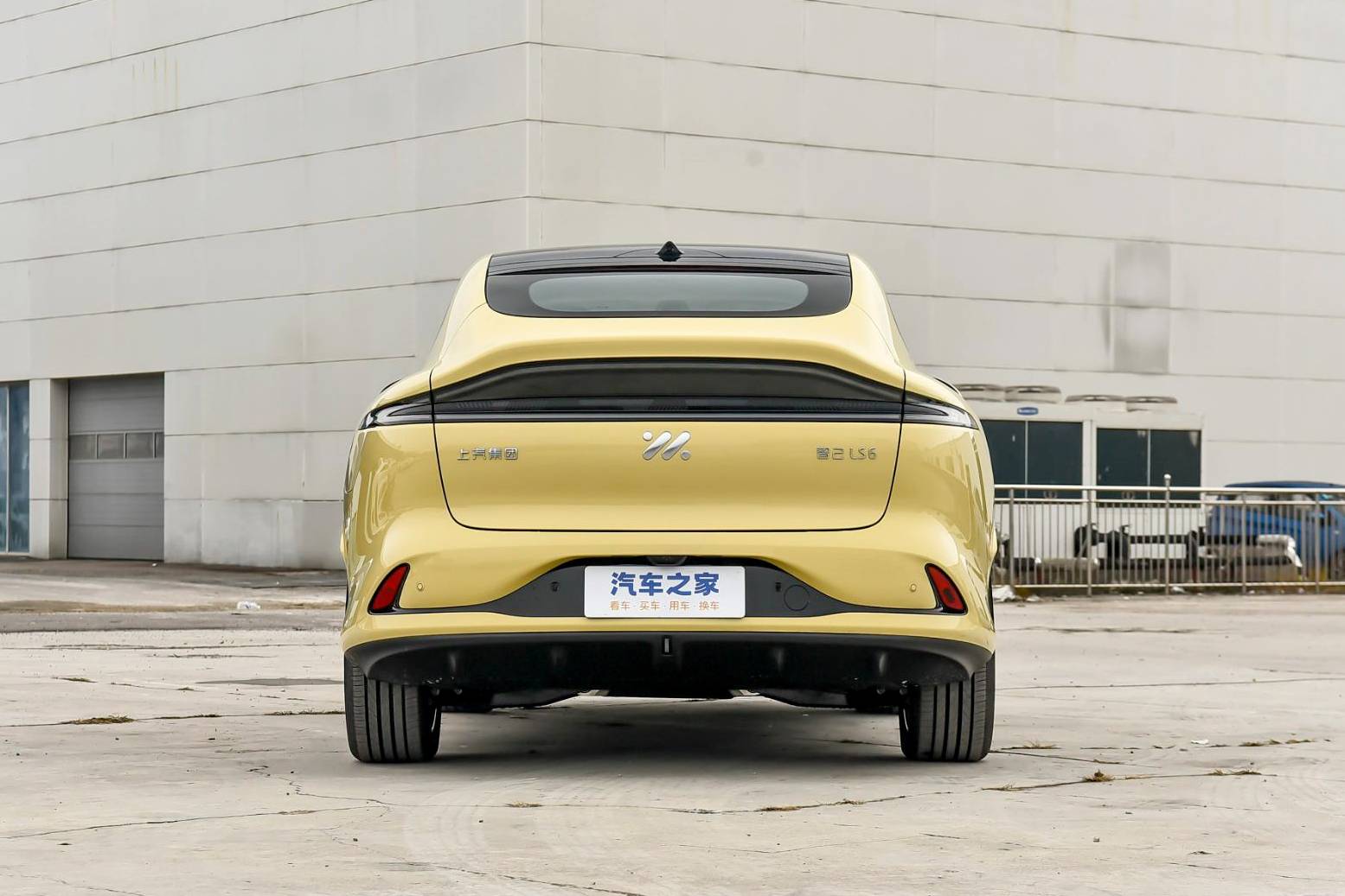 智駕大模型上車！LS6劇院版解鎖車位到車位自動(dòng)駕駛
