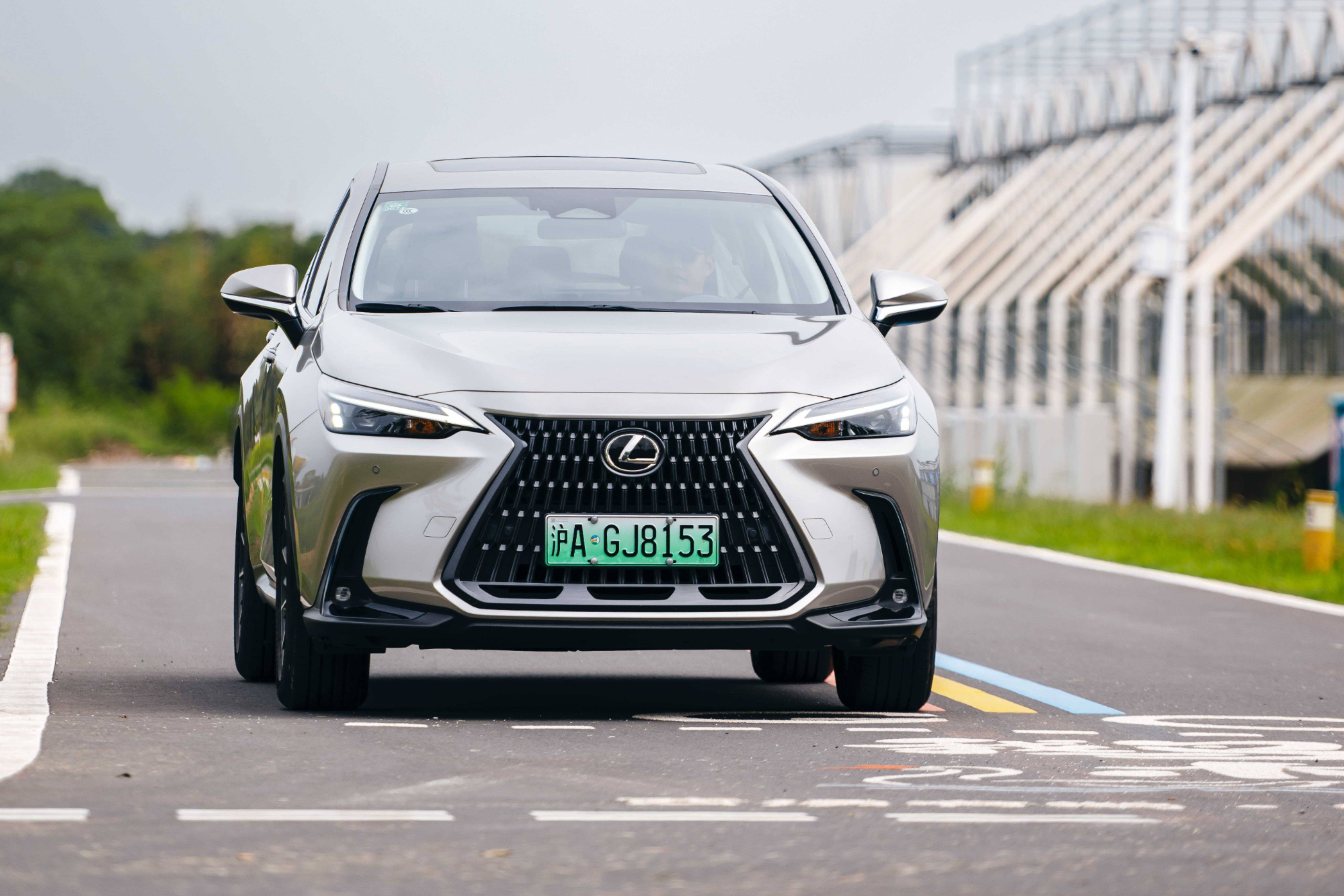 雷克薩斯SUV：豪華新風尚，外觀新篇章！